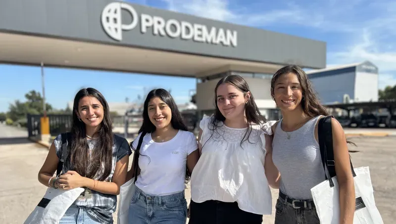 BREAKFAST BETWEEN SCHOLARSHIP STUDENTS AND PROFESSIONALS